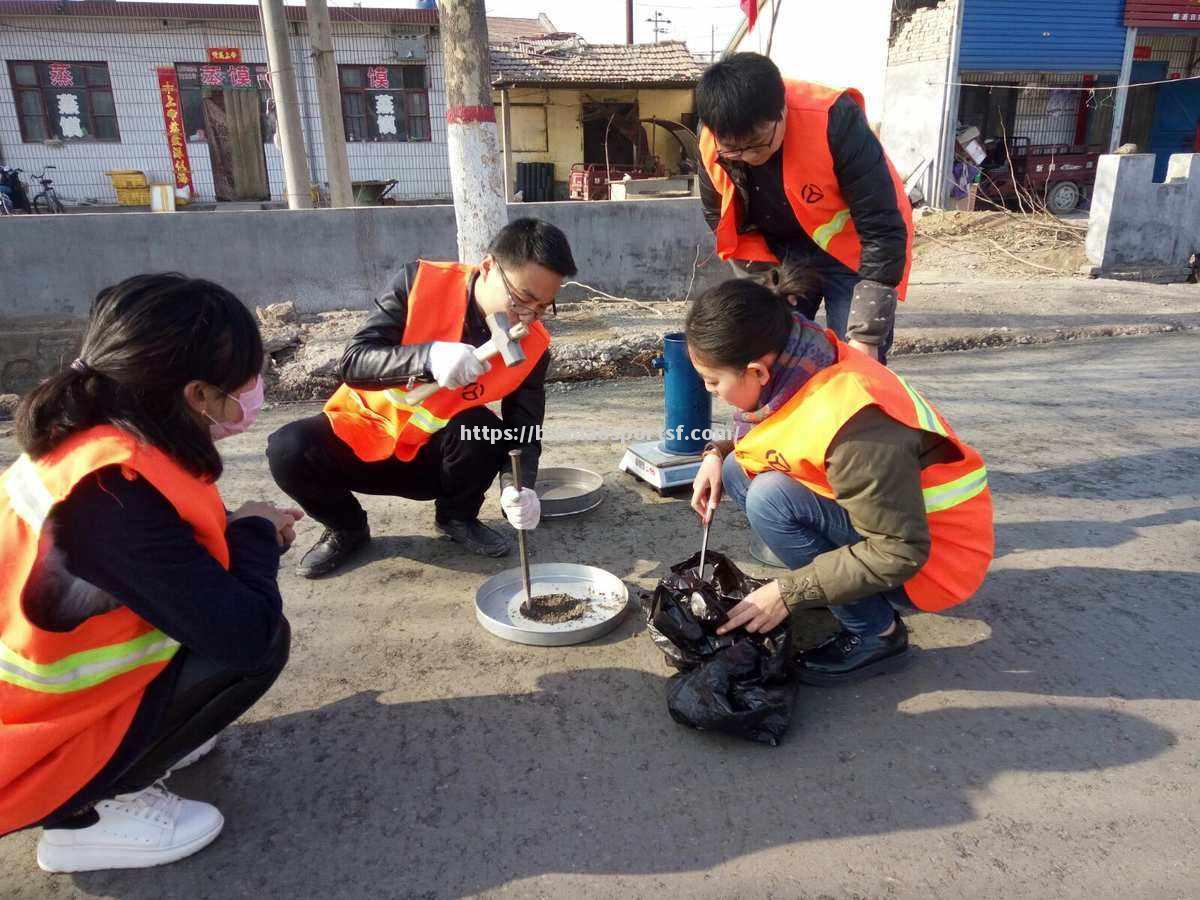 半岛体育-上下配合，球员互帮互助完美解围